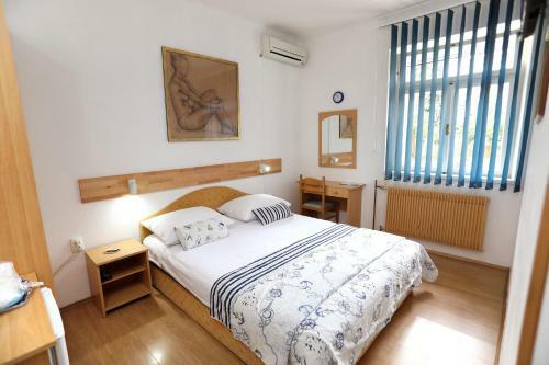 Hostal Stela Apartments