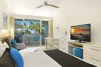 By The Sea Port Douglas Self Catering Apartments