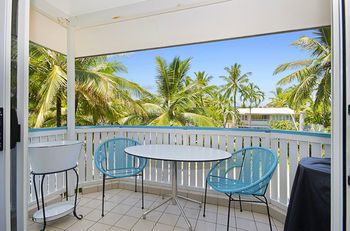 By The Sea Port Douglas Self Catering Apartments