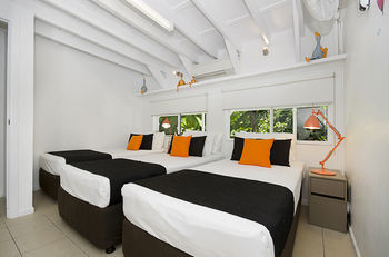 By The Sea Port Douglas Self Catering Apartments