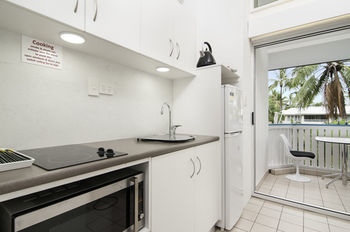 By The Sea Port Douglas Self Catering Apartments
