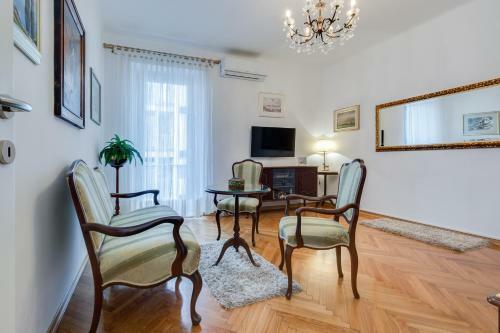Central Palace Apartment