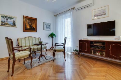 Central Palace Apartment