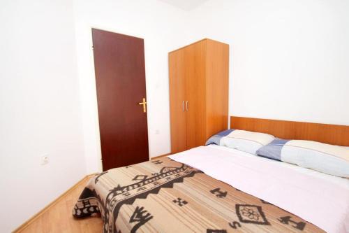 Apartments With A Parking Space Krk - 5461