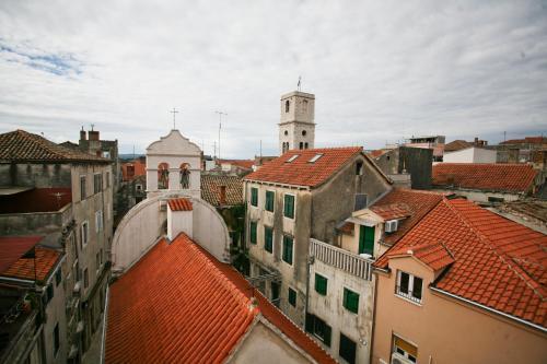 Apartments Azimut