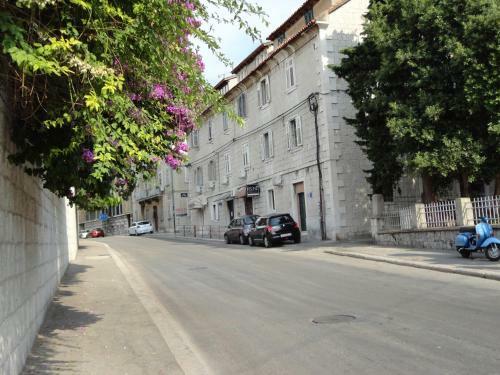 Hostal Rooms And Apartments Emily