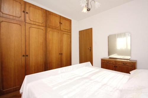 Apartment Arbanija 5228e