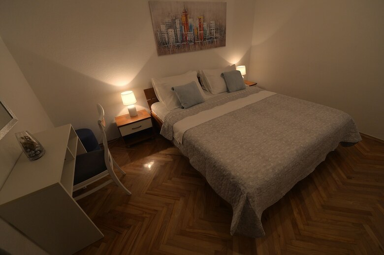 Hostal Apartments Miki