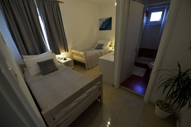 Hostal Apartments Miki