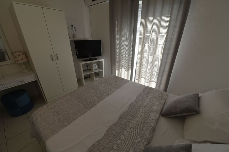 Hostal Apartments Miki
