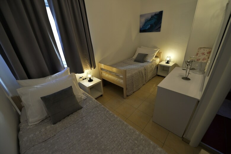 Hostal Apartments Miki