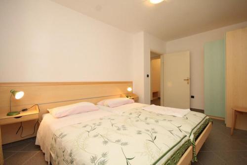 Apartment Nerezine 2518b