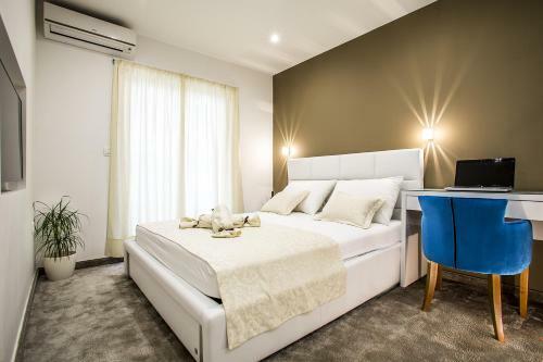 Holiday Apartments & Rooms