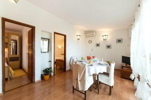 Holiday Home Postira 6052