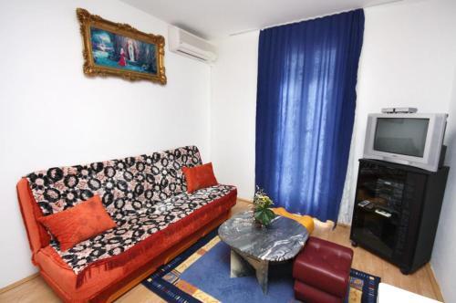 Apartments With A Parking Space Murter - 5084