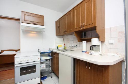 Apartments With A Parking Space Murter - 5084