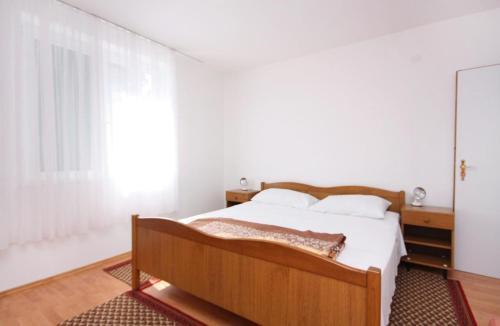 Apartments With A Parking Space Murter - 5084