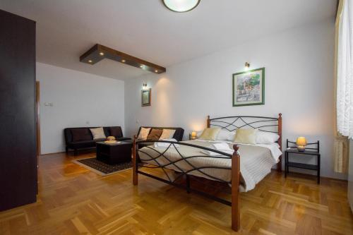 Studio Apartment Tomi 1