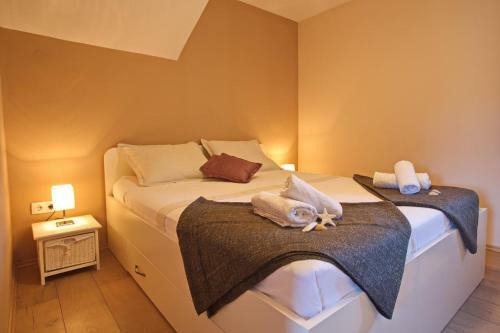 Apartments With A Parking Space Jelsa (hvar) - 8713