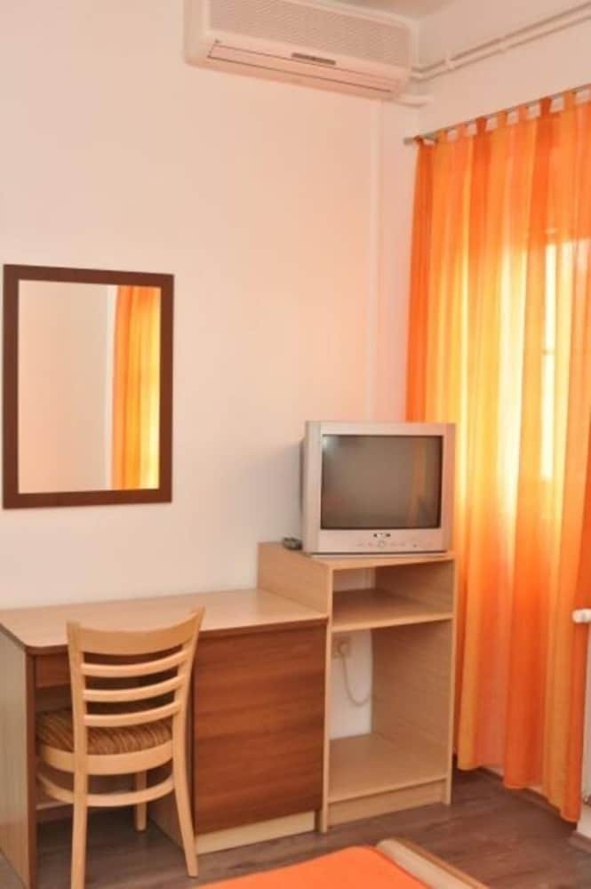 Hostal Rooms Lara