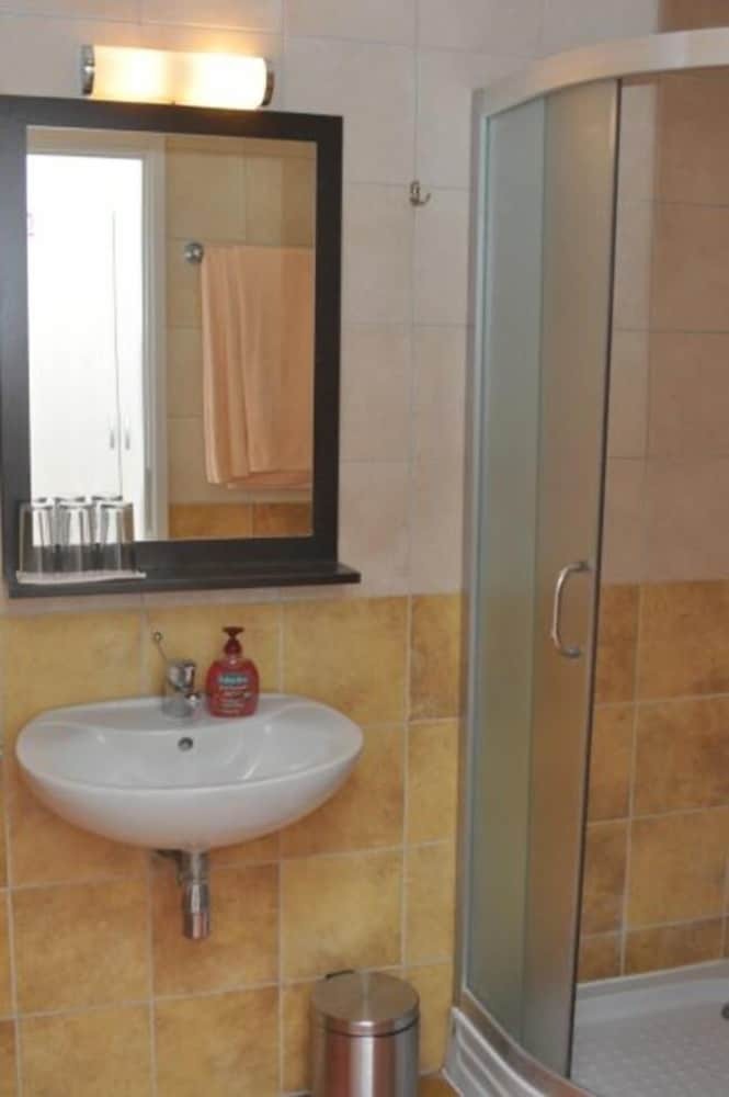 Hostal Rooms Lara