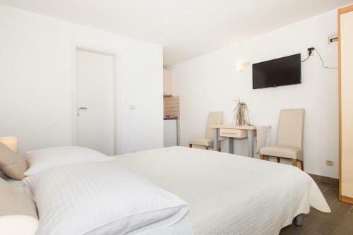 Hostal Apartments Zanic On The Beach