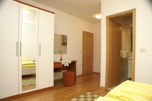 Apartments By The Sea Supetar (brac) - 4274