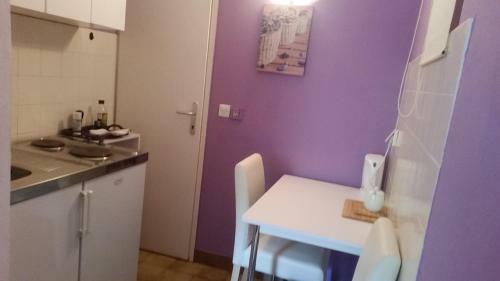 Apartments And Rooms With Parking Space Jelsa (Hvar) - 4640