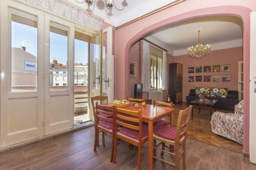 Spacious & Smart Center Apartment