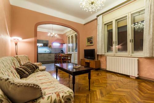 Spacious & Smart Center Apartment