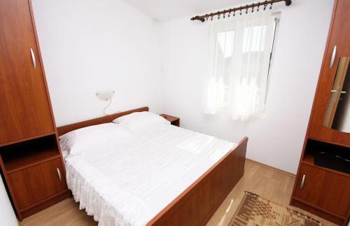 Apartments With A Parking Space Rogoznica - 4865