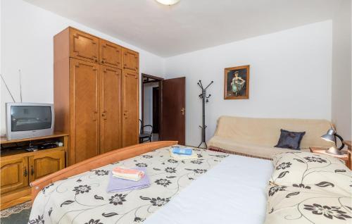 Three-bedroom Apartment With Sea View In Pag