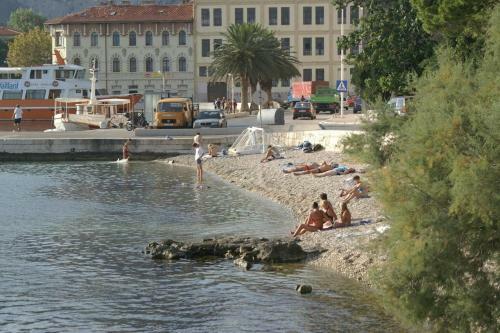 Apartments By The Sea Omis - 2806