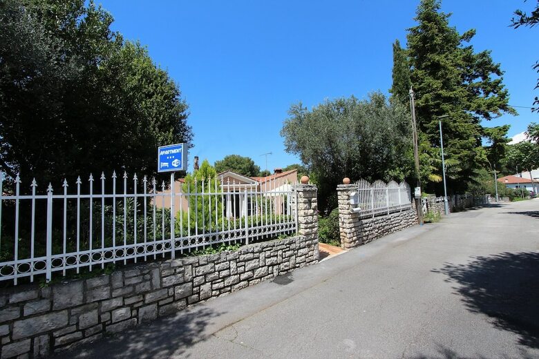 Hostal Apartments Villa Lucu