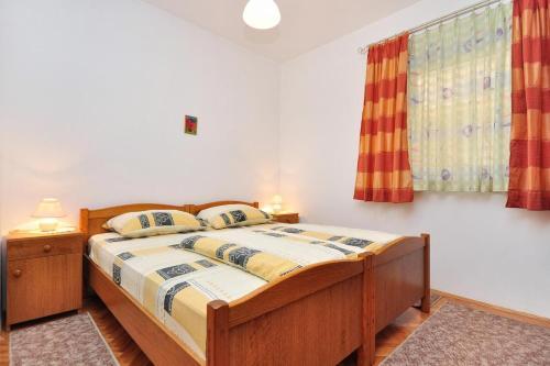 Apartment Seget Donji 10023a