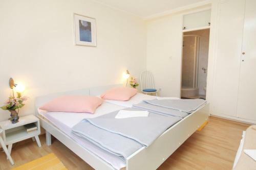 Apartment Postira 5660a