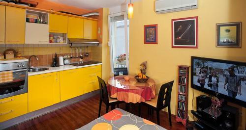 Apartment Sunny Yellow