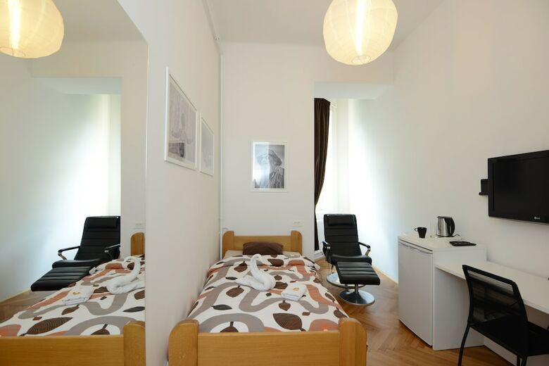 Hostal Galeria Rooms