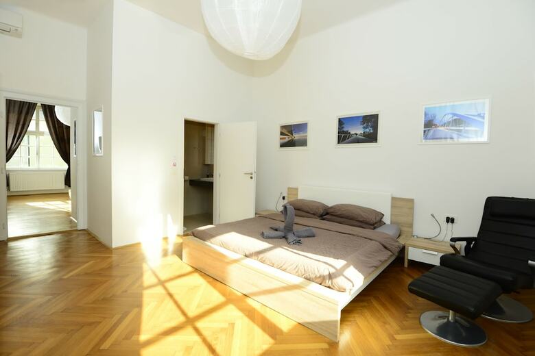 Hostal Galeria Rooms