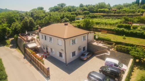 Hostal Guesthouse Opara