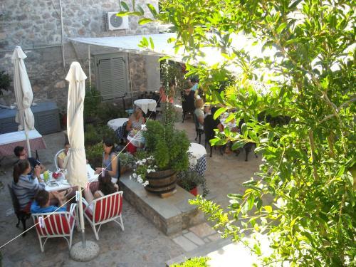 Hostal Theano Guesthouse