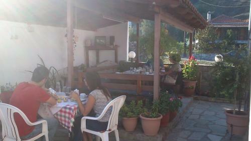 Hostal Bloutsos Rooms