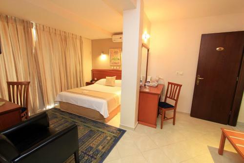 Triton Hotel Piraeus