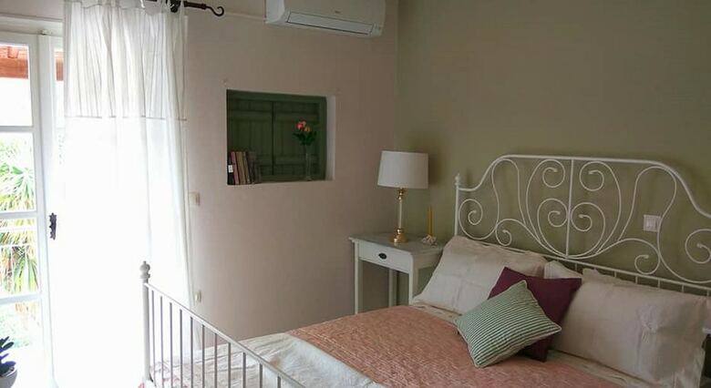 Maria's Studios & Apartments