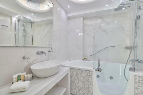 Ava Hotel And Suites