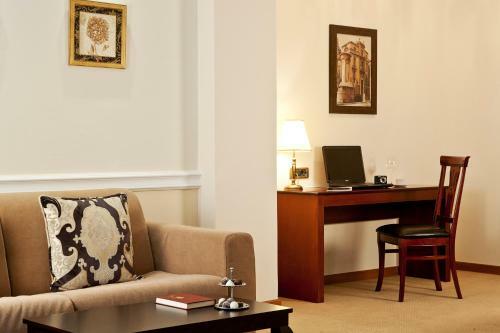 Ava Hotel And Suites