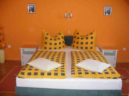 Caty Vend�gh�z