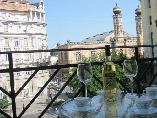 K�roly Apartments