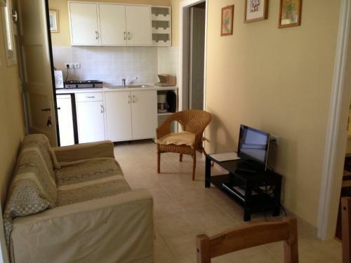 The Mayflower Studios & Apartments