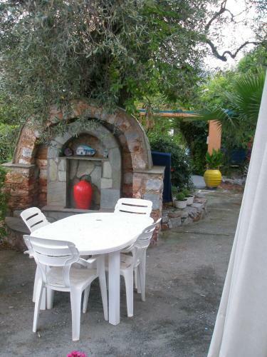 Manos Apartments